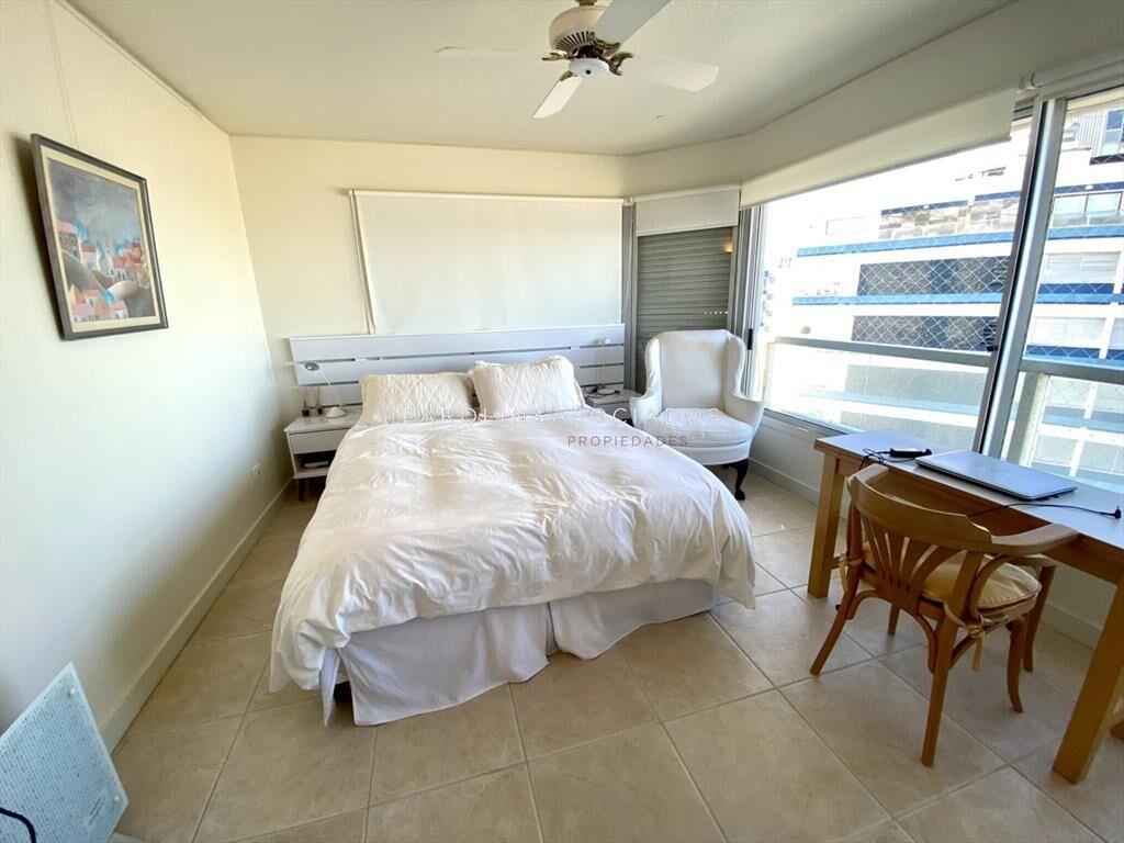 Apartamento en venta de 3 dormitorios en edificio
