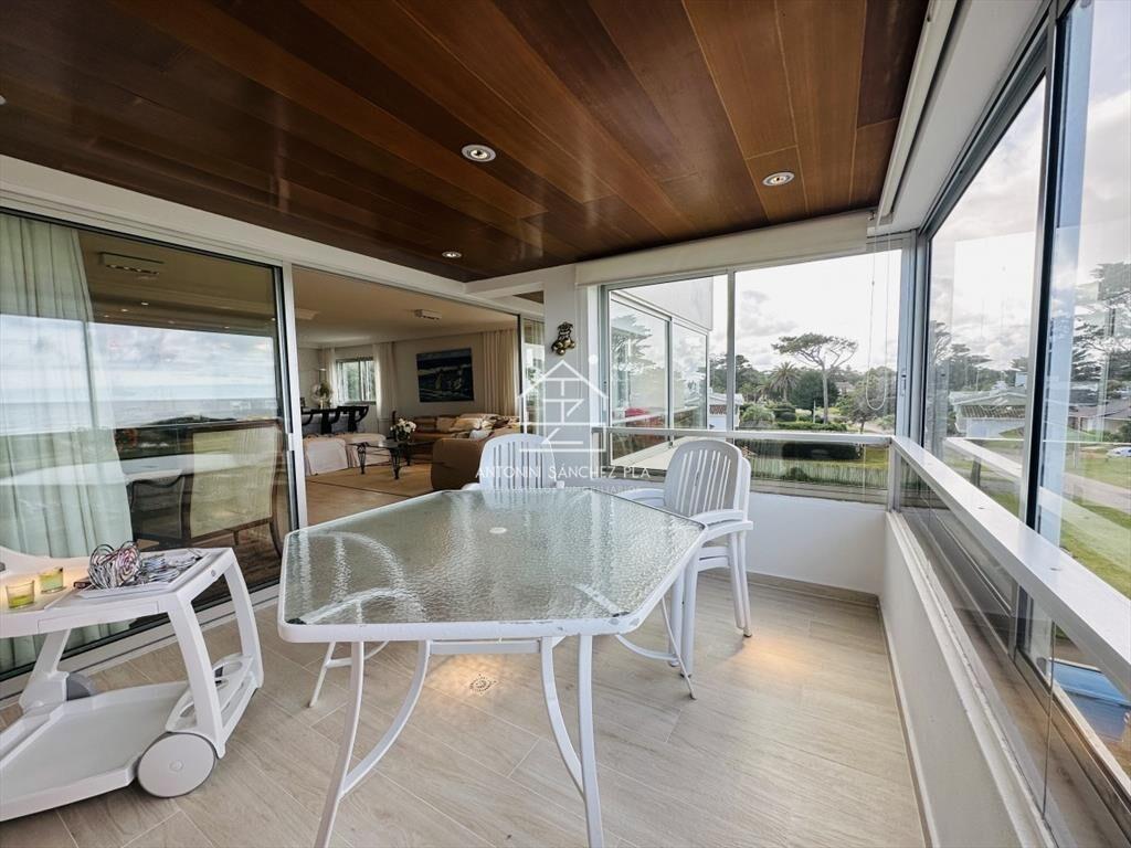 Venta  y alquiler de apartamento de 4 dormitorios en Punta
