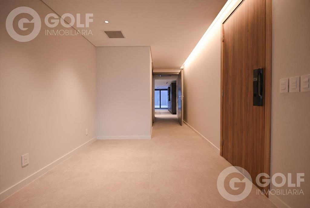 Venta de apartamento 3 dormitorios con servicio y cochera e