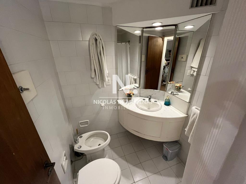 Vende apartamento de 2 dormitorios en Punta del