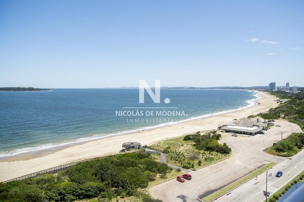 Vende apartamento de 3 dormitorios en Playa Punta