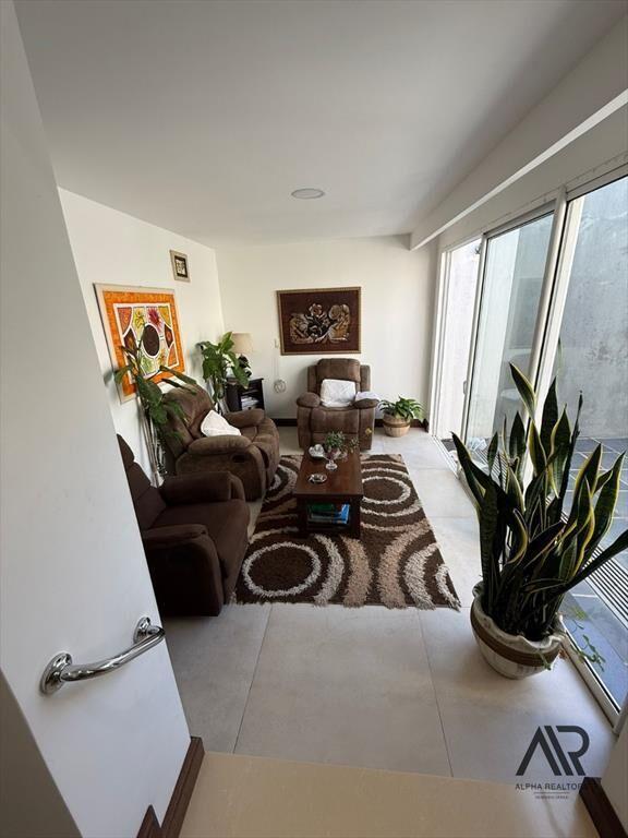 Casa en alquiler c/ cochera en Artigas