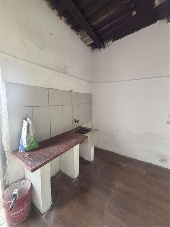Terreno con construcciones a reciclar, muy buena ubicación