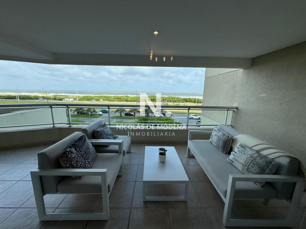Vende apartamento de 4 dormitorios en Playa Punta