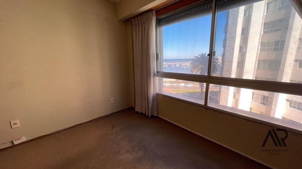 Apartamento en venta c/ cochera en Puerto Buceo
