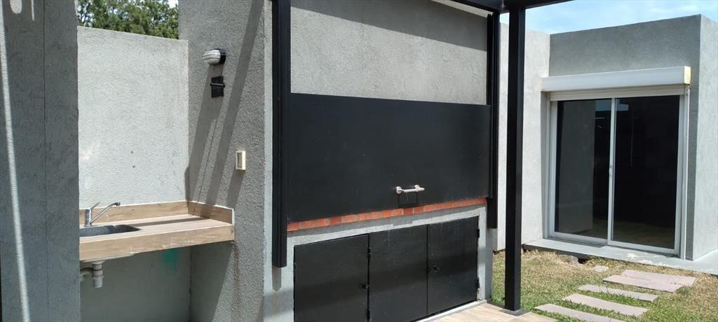 Hermosa Casa Con Gran Terreno En Barrio Privado Carmel