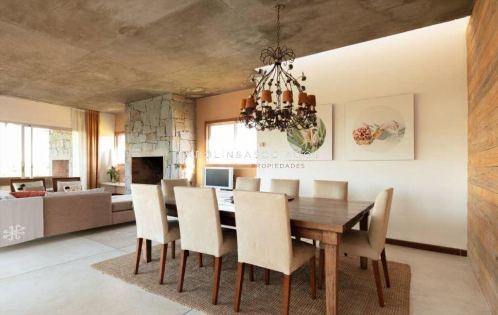 Casa en Venta de 4 Dormitorios en Village del