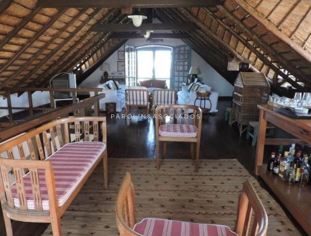 Casa de 5 dormitorios en venta en La Barra, Punta del Este.
