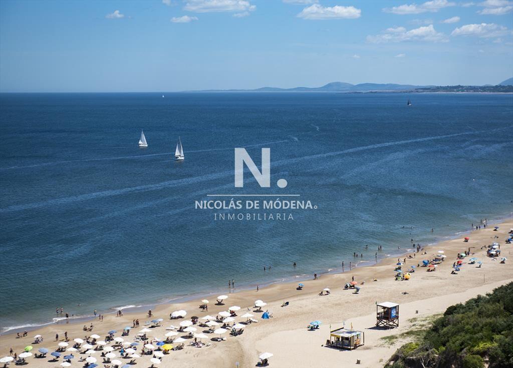 Vende Apartamento de 4 dormitorios en playa de a
