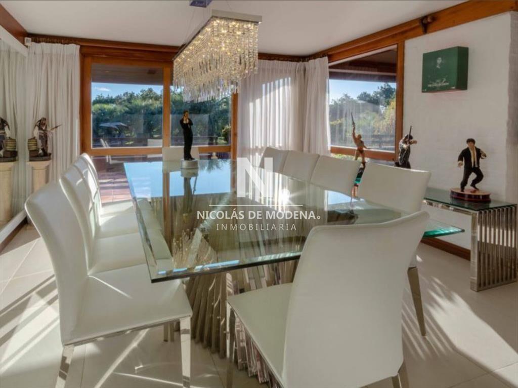 Espectacular mansion a solo metros de mar en venta, 8 dormi