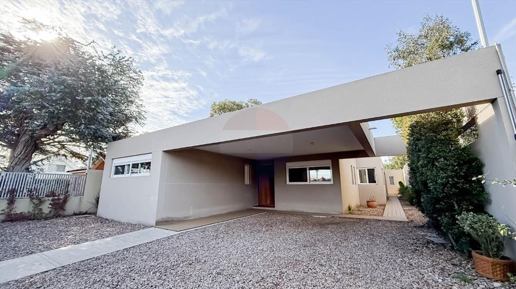 VENTA HERMOSA PROPIEDAD SOLYMAR - 3 DORM - PISCINA