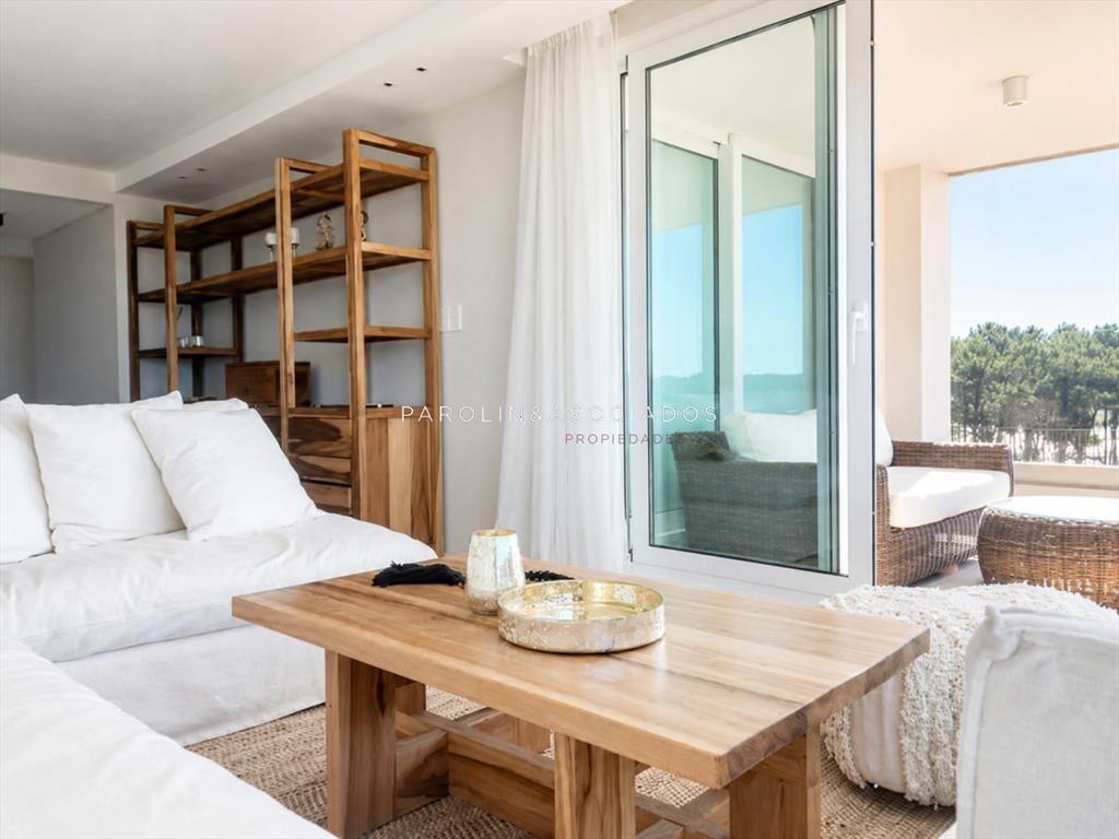 Vende apartamento con vista al mar de 3 suites,