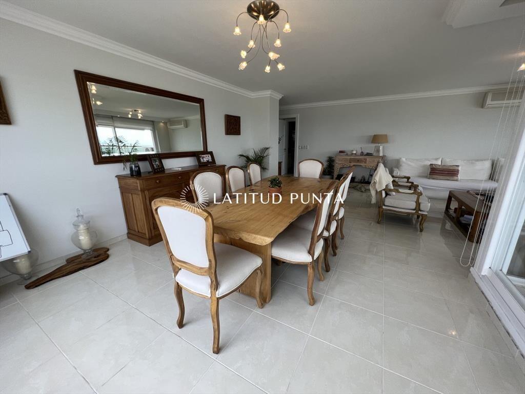 Apartamento en Mansa, 3 suites más dependencia
