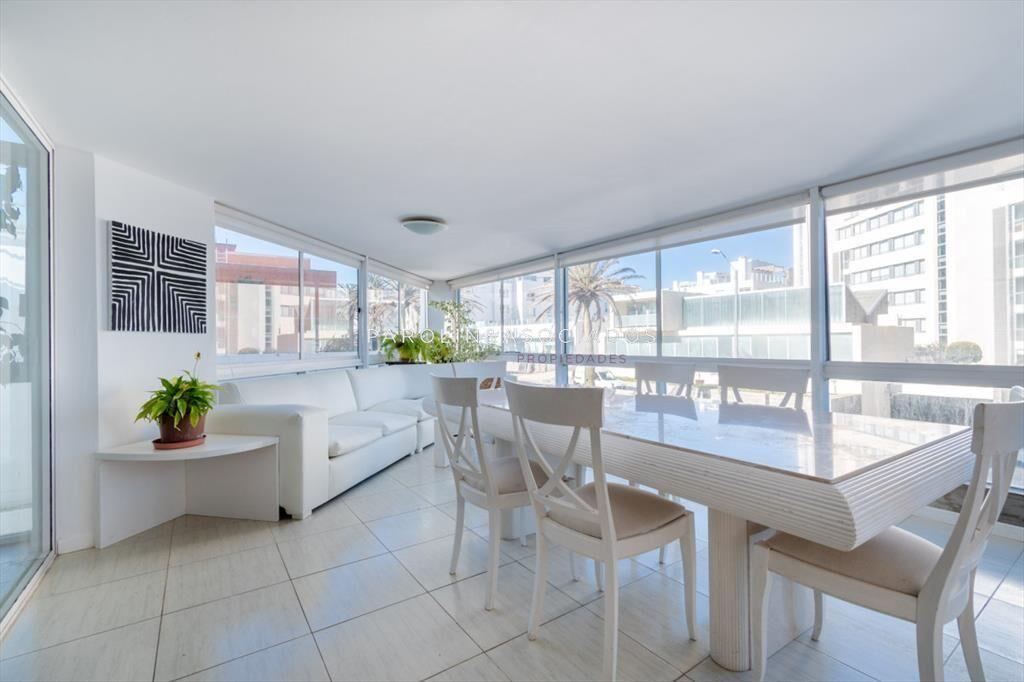 Apartamento en venta de 4 dormitorios en Punta del Este.