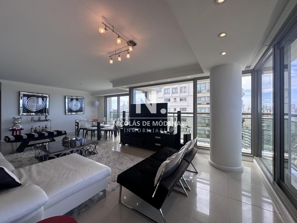 Vende apartamento esquinero de 3 dormitorios en