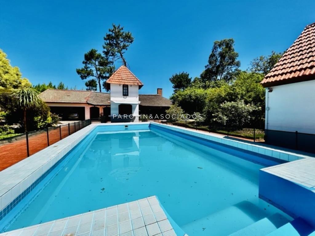 CASA EN VENTA 4 DORMITORIOS BEVERLY HILLS PUNTA