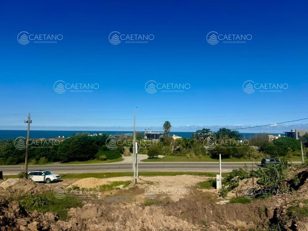 Terreno en altura con vista al mar en el Chorro