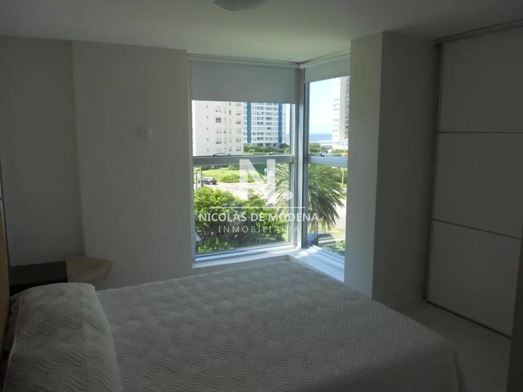 Viviendo en las alturas en Forest Tower I, con y