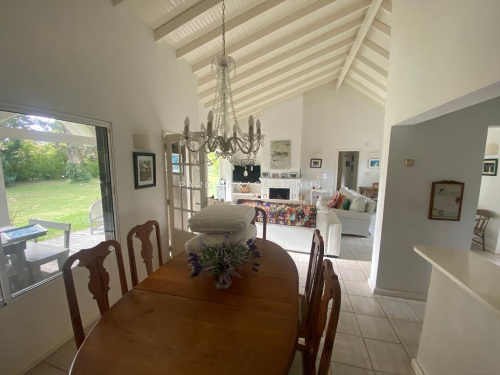 VENTA CASA DE 4 DORMITORIOS BARRIO PRIVADO LA ARBOLADA PUNT
