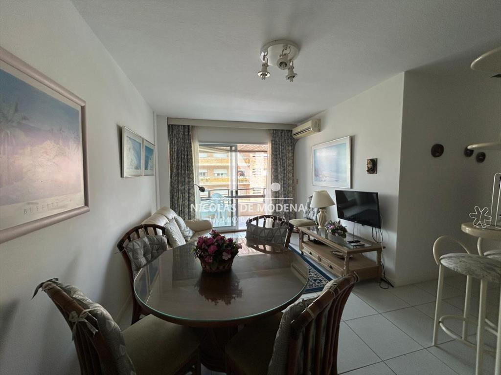 Muy lindo apartamento, con amplia terraza, garage