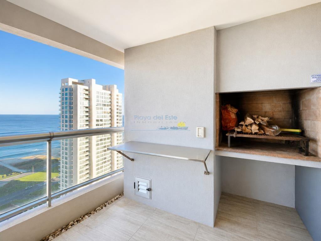 Apartamento de 3 Dormitorios y Dependencia, con y