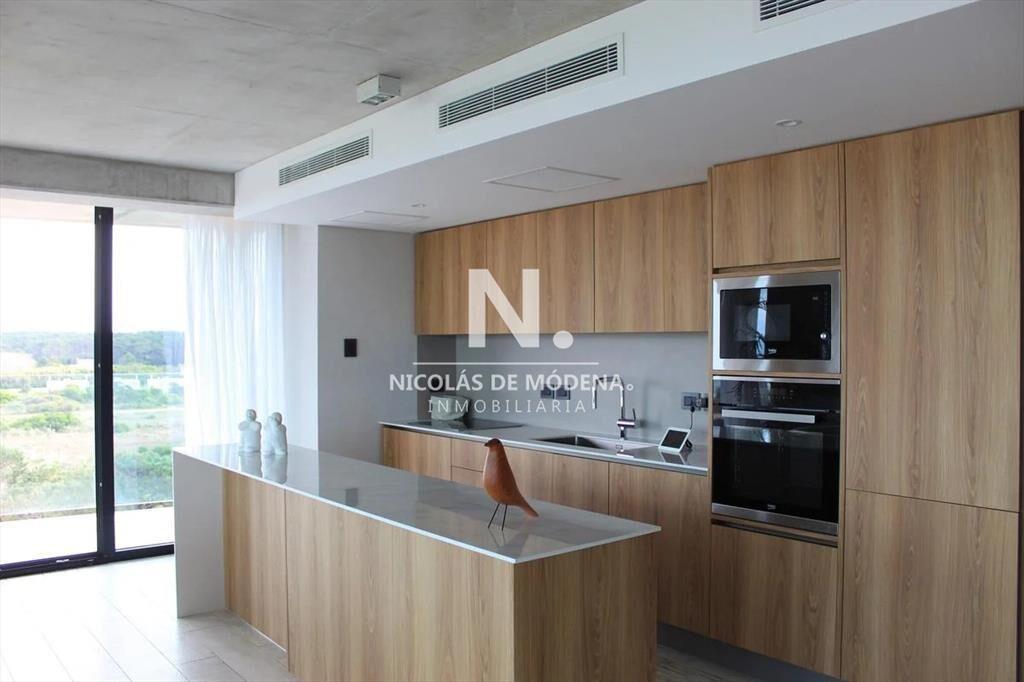Vende apartamento de 2 dormitorios en Punta del