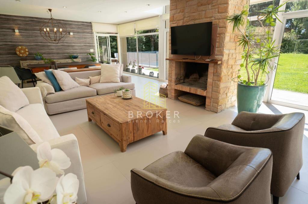 Venta y alquiler anual de impresionante casa de 400 m2 en b