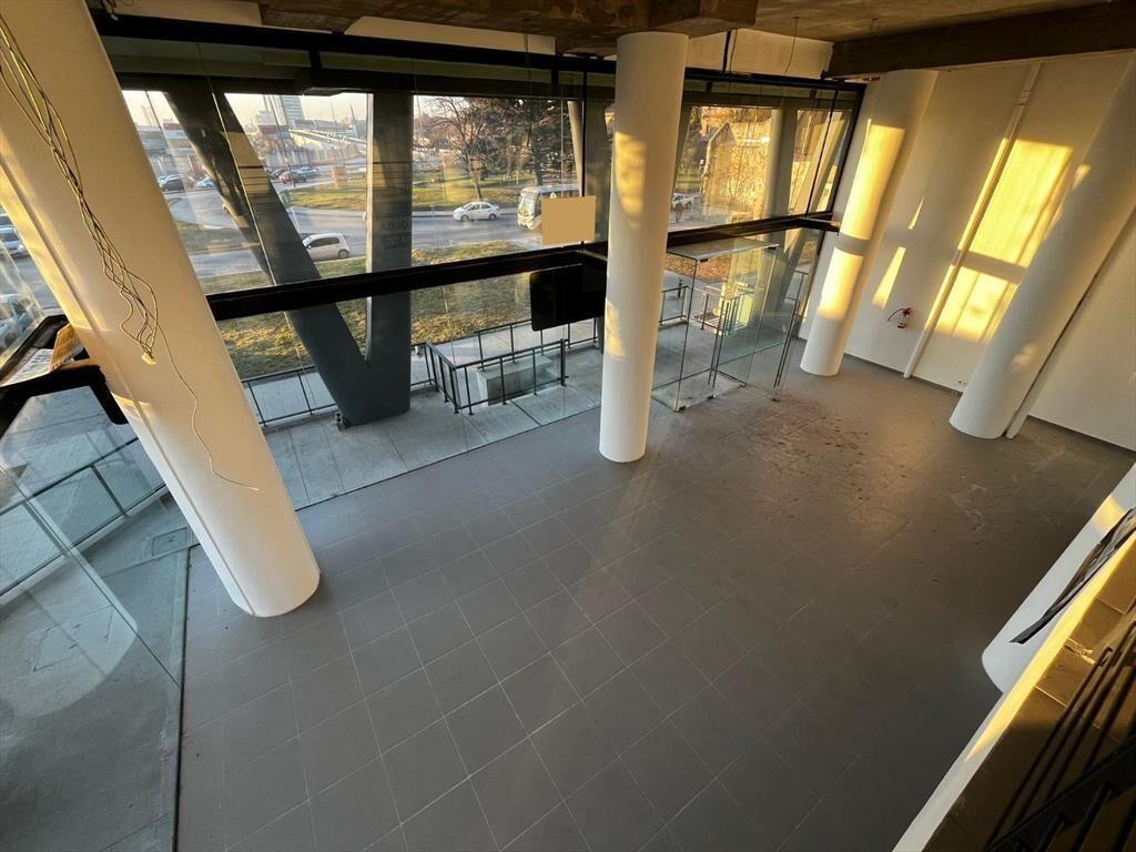 La paz esq. Julio Herrera, 220 m2 de salon, 17 de frente, a