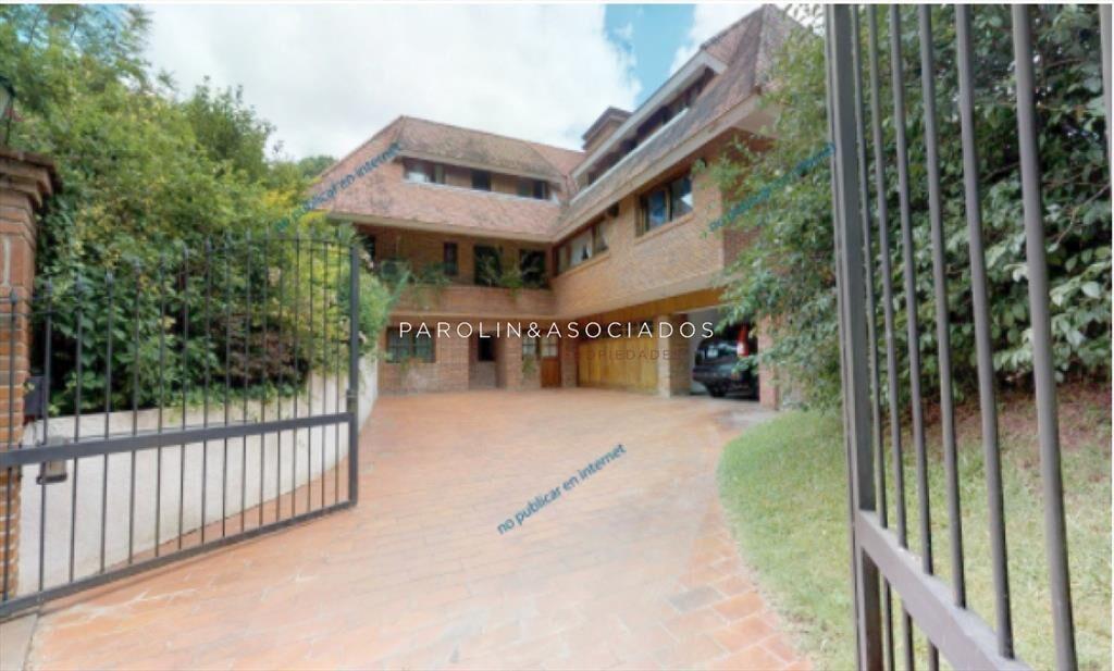 CASA EN VENTA DE 4 DORMITORIOS EN LUGANO