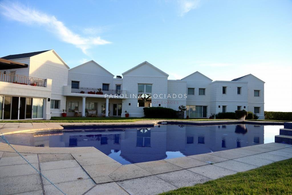 Casa en venta de 5 dormitorios en primera linea