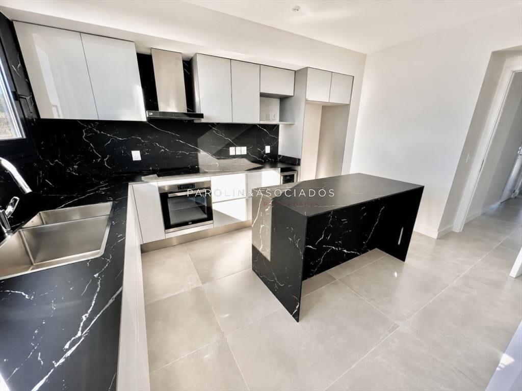 Apartamento de 4 dormitorios frente al mar en del