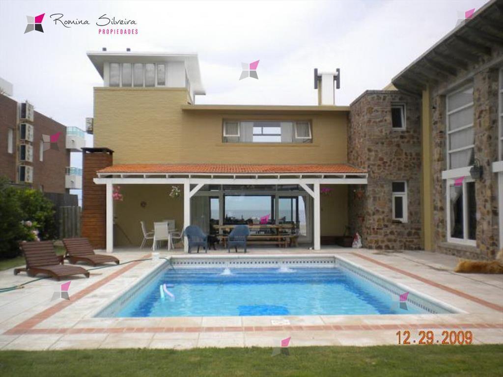 VENTA DE CASA DE 4 DORMITORIOS FRENTE AL MAR EN