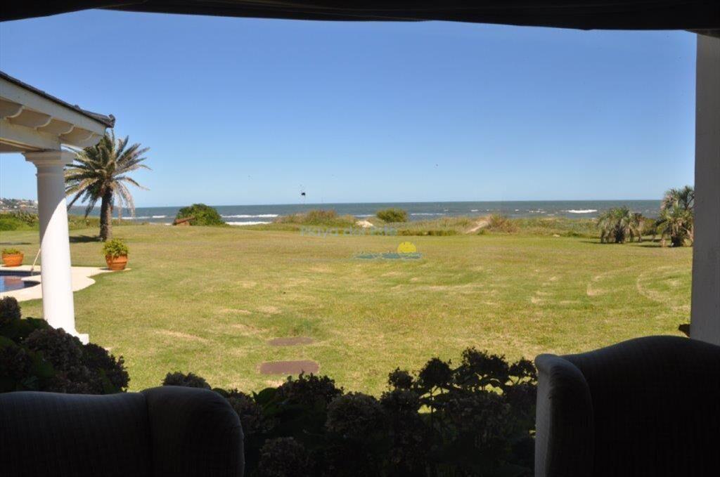 Hermosa casa en primra linea del mar, playa en -