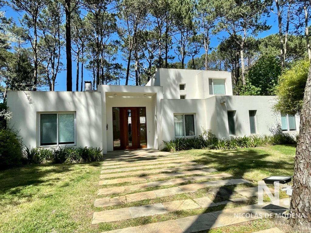Excelente casa de Cuatro Dormitorios en Laguna Blanca
