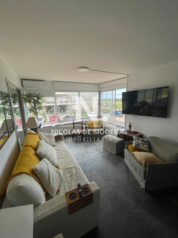 Alquila departamento de 2 dormitorios en Punta del Este.