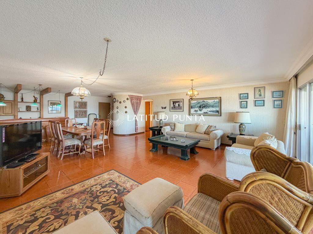 Piso alto en Brava, 3 suites más dependencia