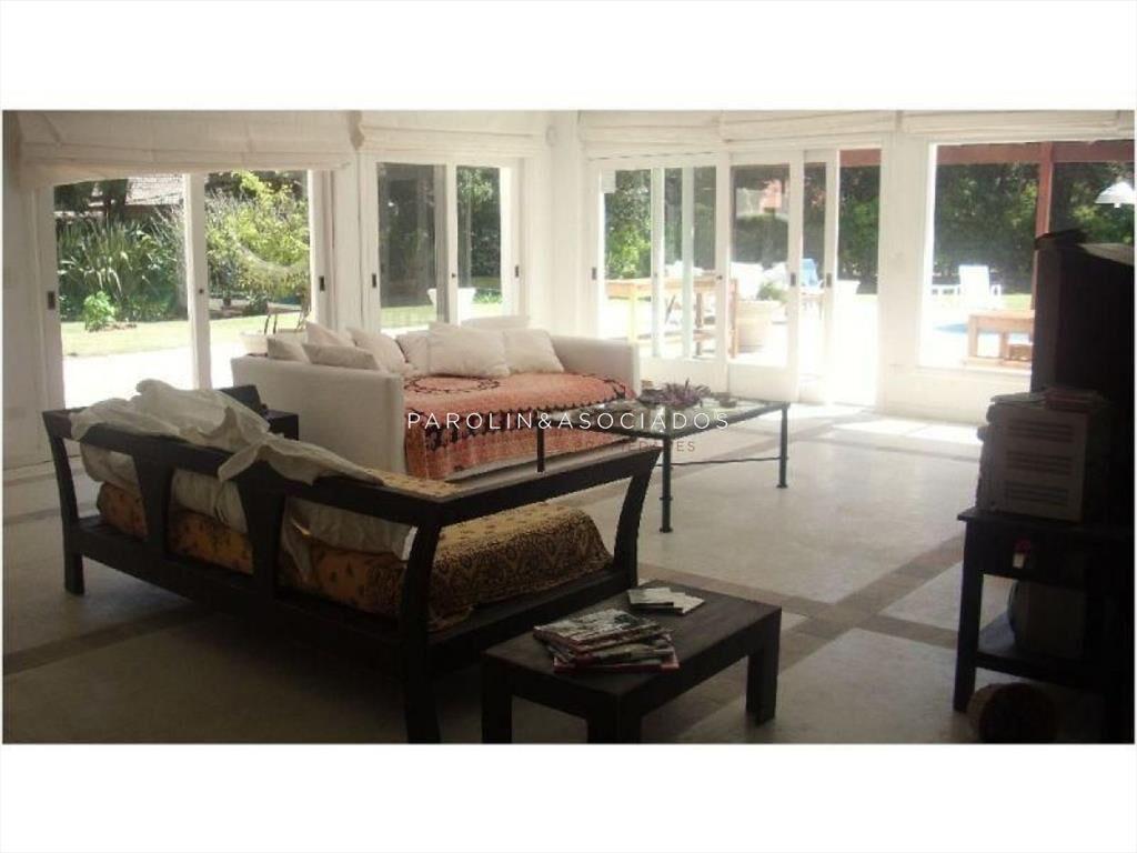 Hermosa casa en venta de 5 dormitorios en Golf,