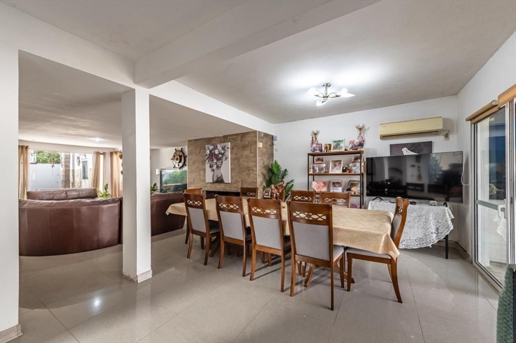 Venta de Casa de 4 dormitorios con Piscina en El Pinar S...
