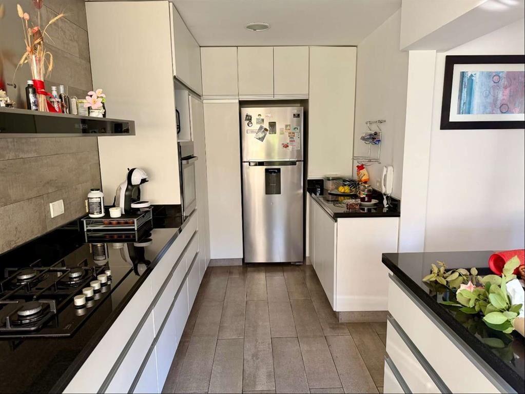 Venta casa 5 dormitorios, fondo verde con parrillero, 2gara