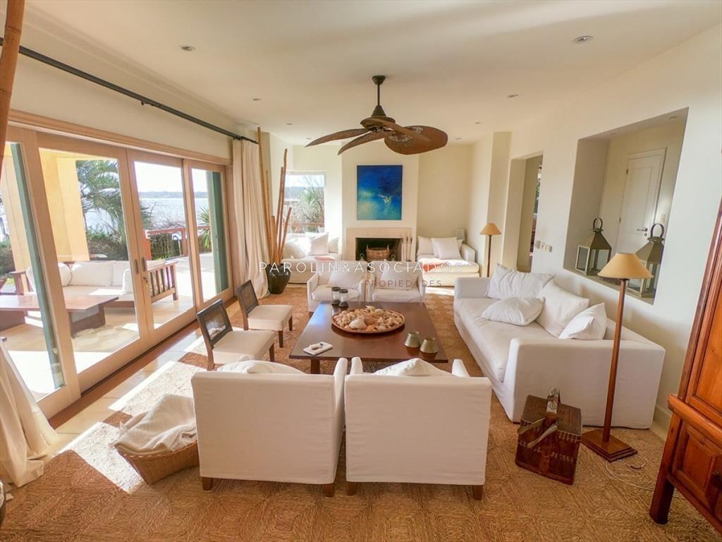 Espectacular casa en Punta Ballena sobre el mar