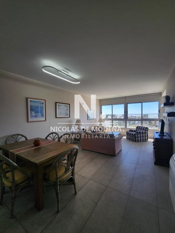 Vende apartamento en Peninsula de 3 dormitorios, a metros d