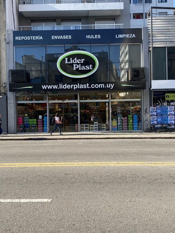 Excelente local comercial sobre 18 de Julio, con renta a e