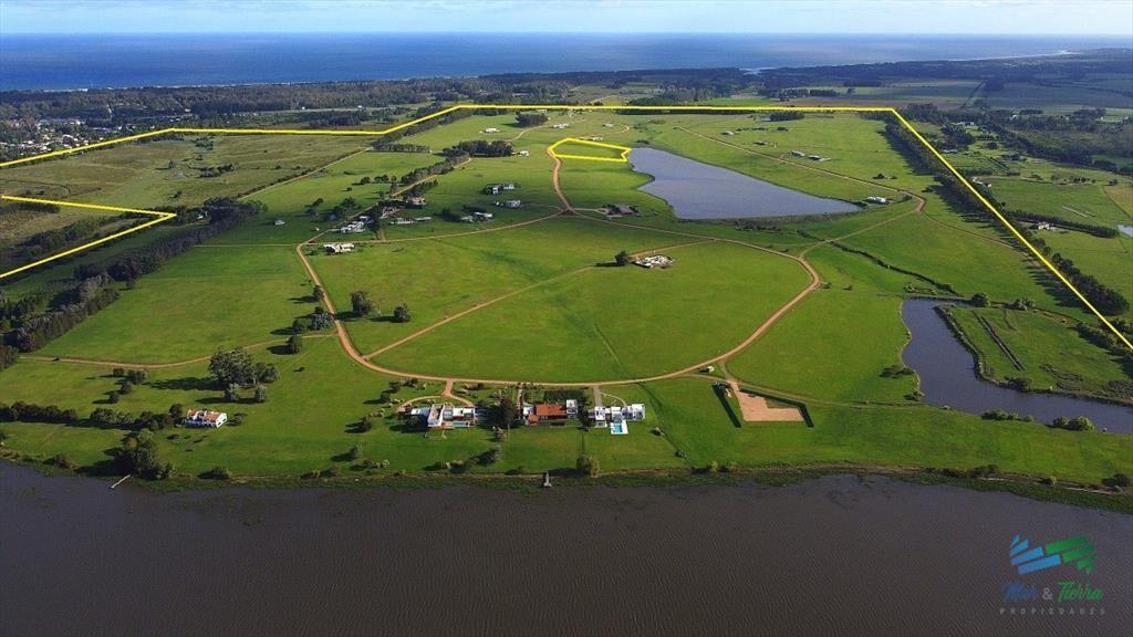Venta de terreno en Laguna de los Cisnes con de
