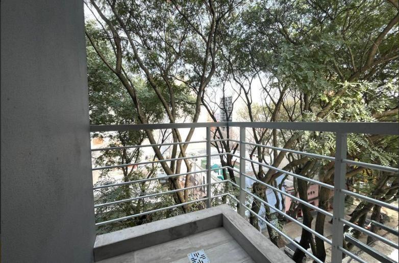 Alquilo monoambiente en Cordón con terraza al frente. Bajos