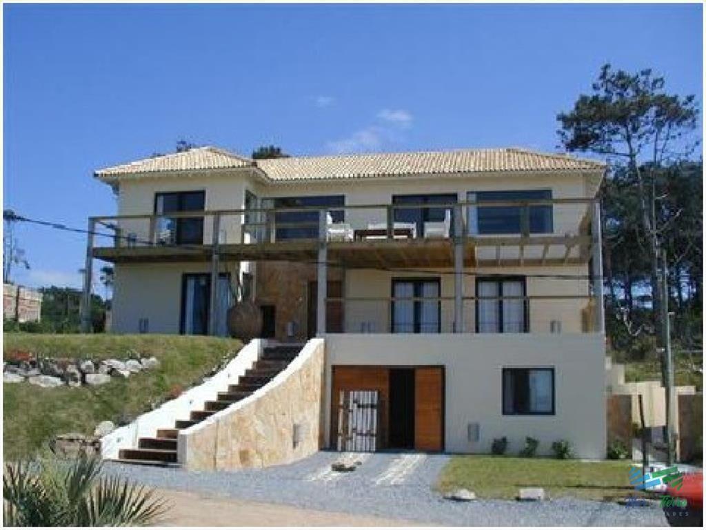 Muy linda casa ubicada a 150 metros del mar, con