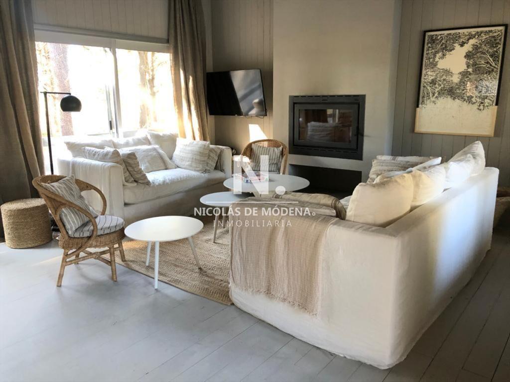 Casa de 4 dormitorios en venta en barrio cerrado.