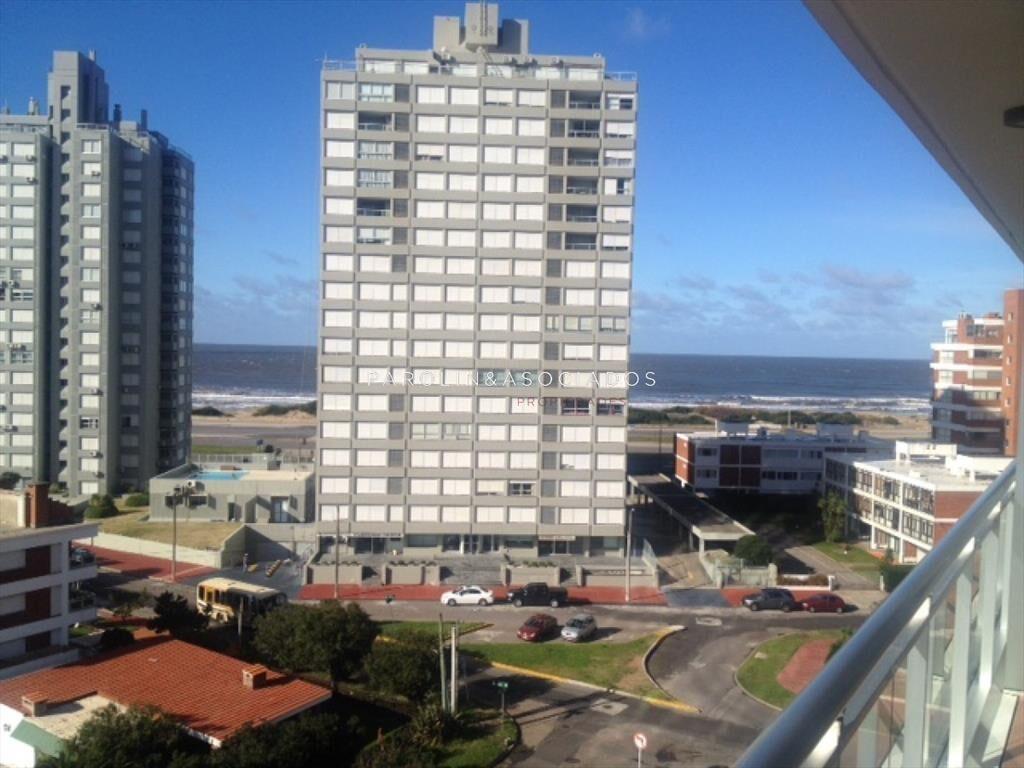 Apartamento en venta con vista a playa Brava, del