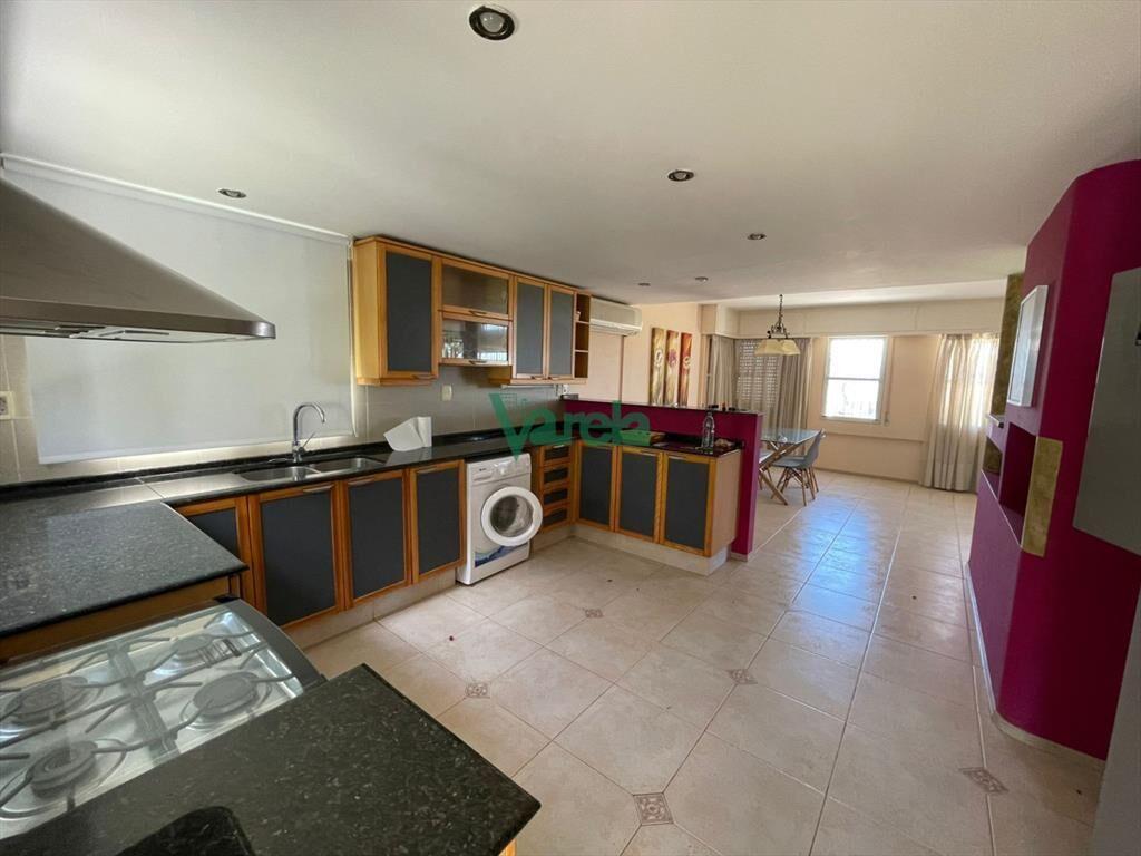 Casa de 4 dormitorios con piscina sobre la rambla