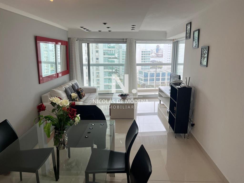 Departamento en venta en torre moderna, a pasos del mar.