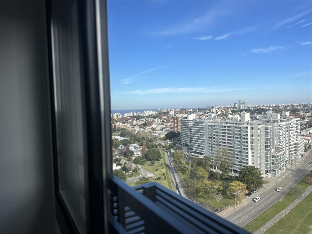 Venta con renta 2 dormitorios con garaje en Malvín - Estr...